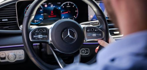 Profesionalni vozač u Mercedes-Benz vozilu – premium limo servis za udoban i siguran prevoz